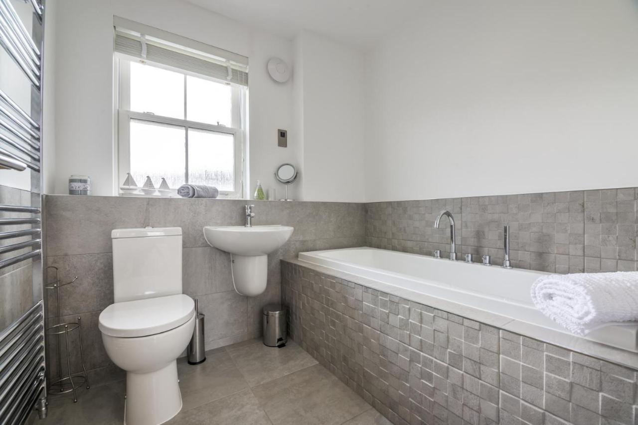 Milford Street - 5 Bedroom Luxurious Holiday Home - サンダースフット エクステリア 写真